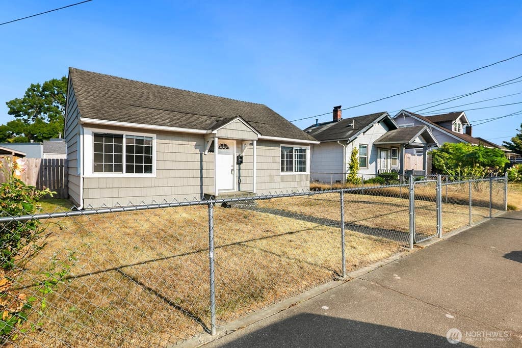 Photo of 346 Pelly Avenue N, Renton, WA 98057 (MLS # 2571253)