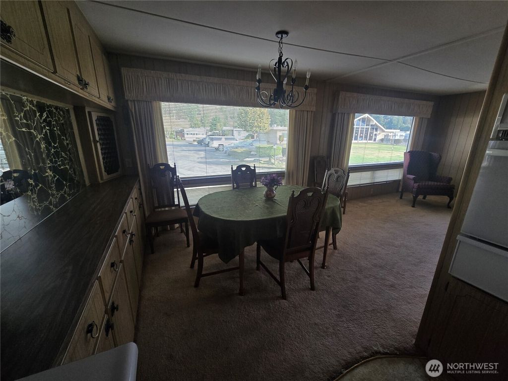 listing image 9366720325234356026