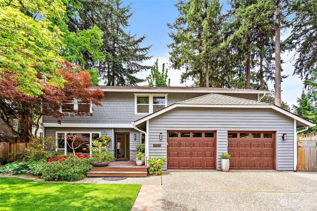 Photo of 11812 NE 102nd Place, Kirkland, WA 98033 (MLS # 2058623)