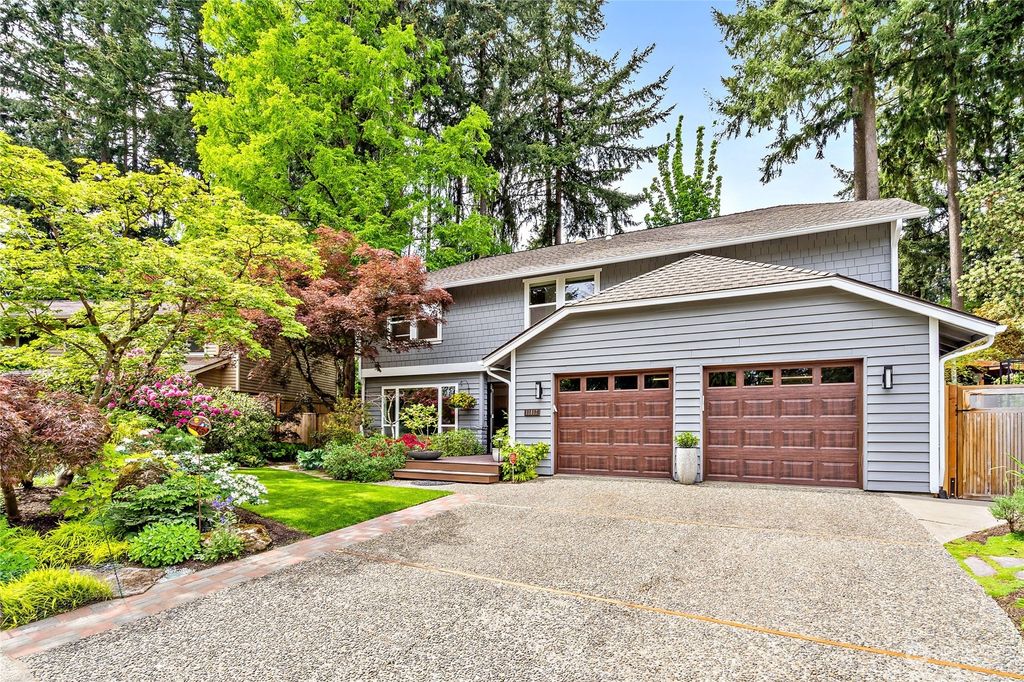 Photo of 11812 NE 102nd Place, Kirkland, WA 98033 (MLS # 2058623)