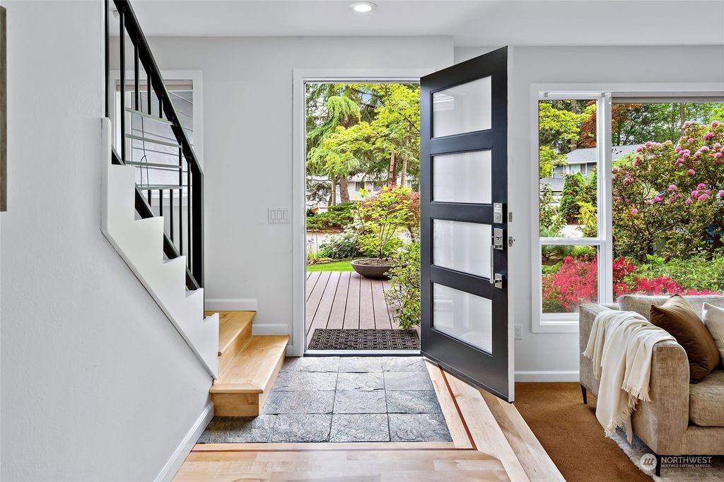 Photo of 11812 NE 102nd Place, Kirkland, WA 98033 (MLS # 2058623)
