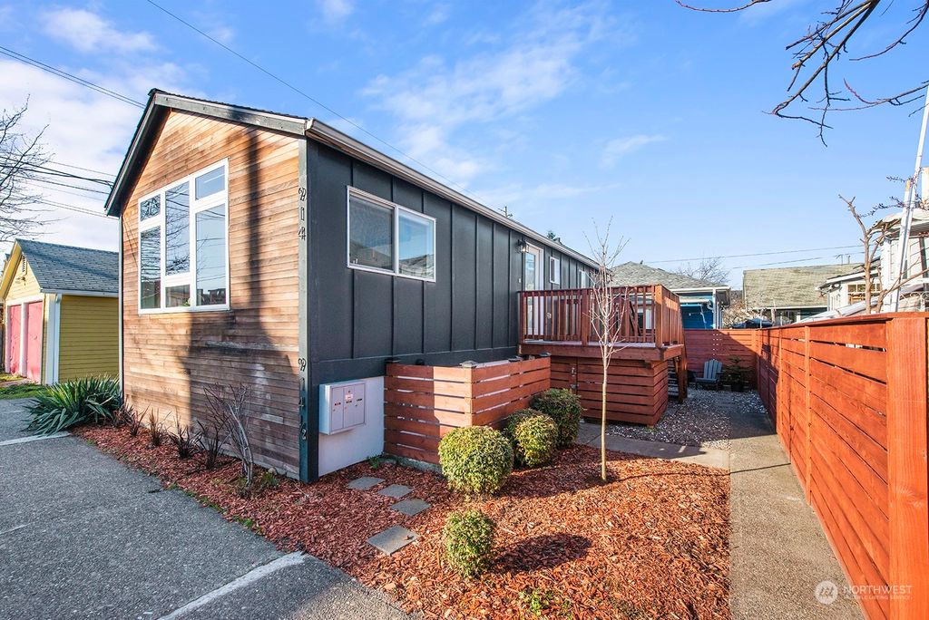 Photo of 914 S Warsaw Street, Seattle, WA 98108 (MLS # 2037834)