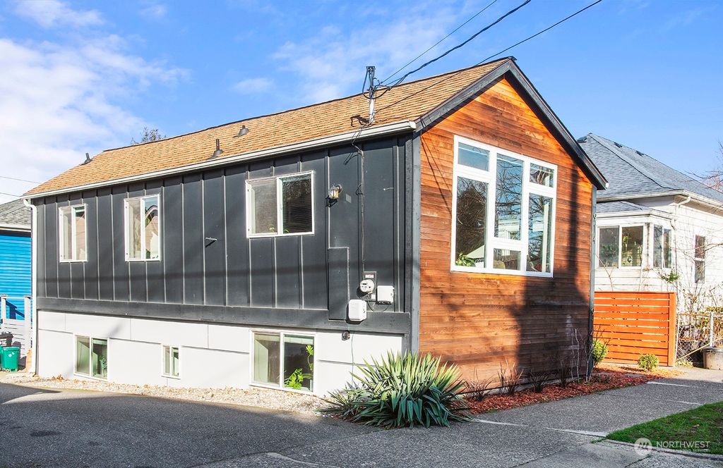 Photo of 914 S Warsaw Street, Seattle, WA 98108 (MLS # 2037834)