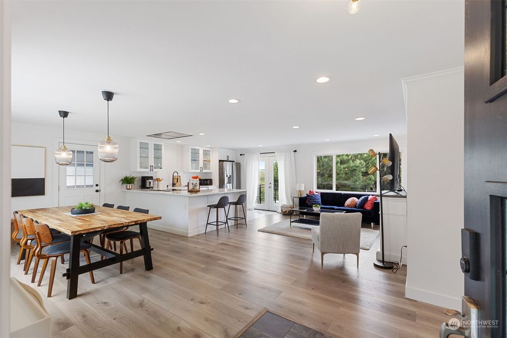 Photo of 1717 Lake Avenue S, Renton, WA 98055 (MLS # 2219972)