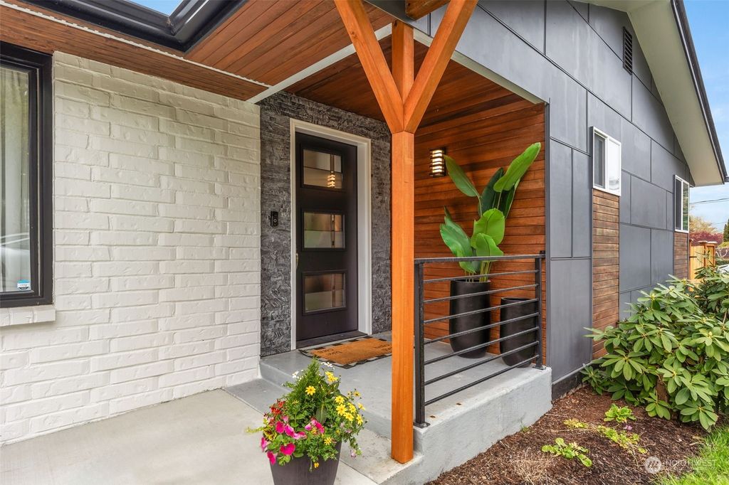 Photo of 1717 Lake Avenue S, Renton, WA 98055 (MLS # 2219972)