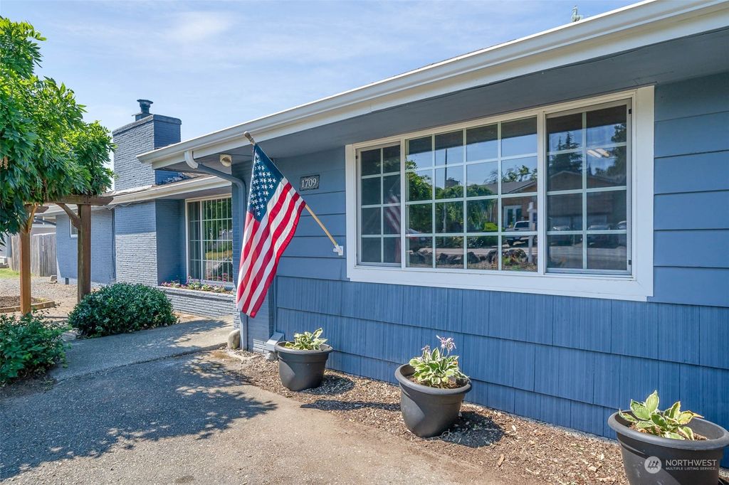 Photo of 1709 NE Edmonds Avenue, Renton, WA 98056 (MLS # 1996569)