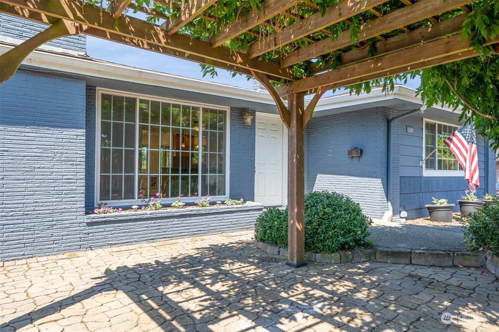 Photo of 1709 NE Edmonds Avenue, Renton, WA 98056 (MLS # 1996569)