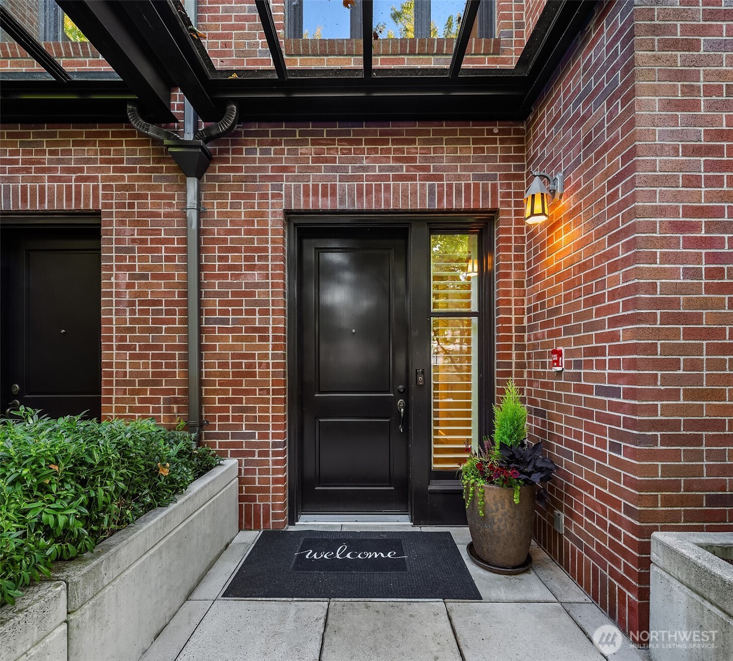 115 W Comstock Street