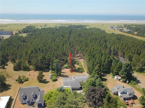 Photo of 1617 N Ocean Beach Boulevard, Long Beach, WA 98631 (MLS # 1977724)