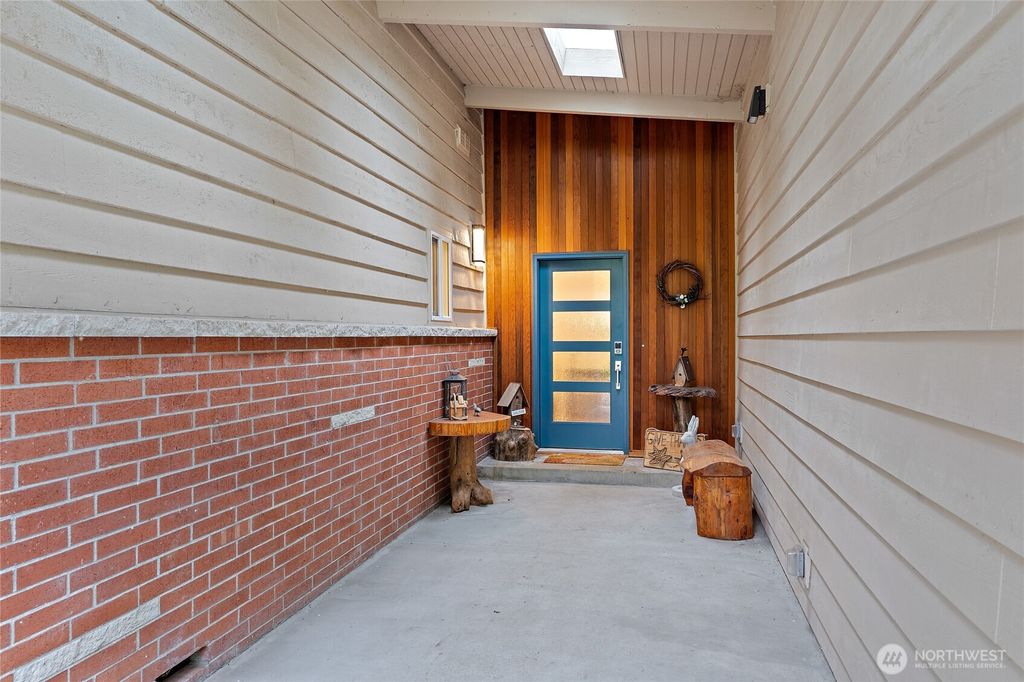 Photo of 18483 47th Place NE, Lake Forest Park, WA 98155 (MLS # 2522955)