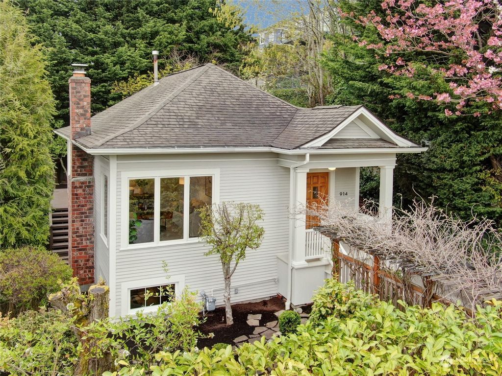 Photo of 914 W Garfield Street, Seattle, WA 98119 (MLS # 2223576)