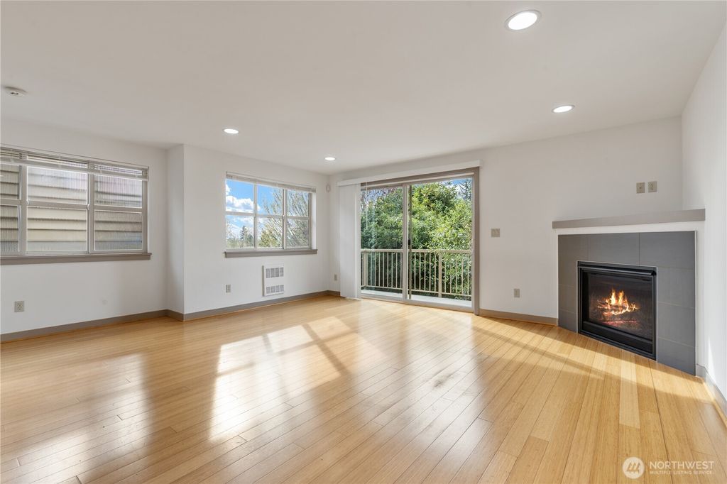 Photo of 927 N 85th ST St #B, Seattle, WA 98103 (MLS # 2373006)