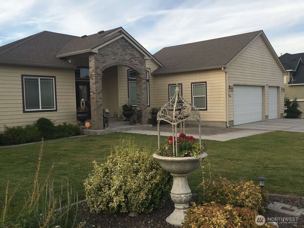 Photo of 416 Oahu Street, Richland, WA 99352 (MLS # 2472132)