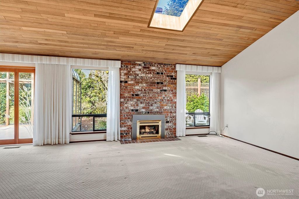 Photo of 11708 NE 67th Place, Kirkland, WA 98033 (MLS # 2331581)