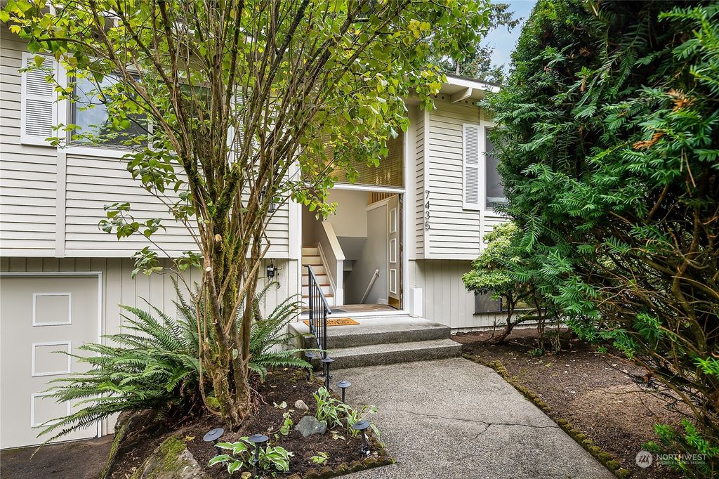 Photo of 7435 NE 118th Place, Kirkland, WA 98034 (MLS # 2288638)