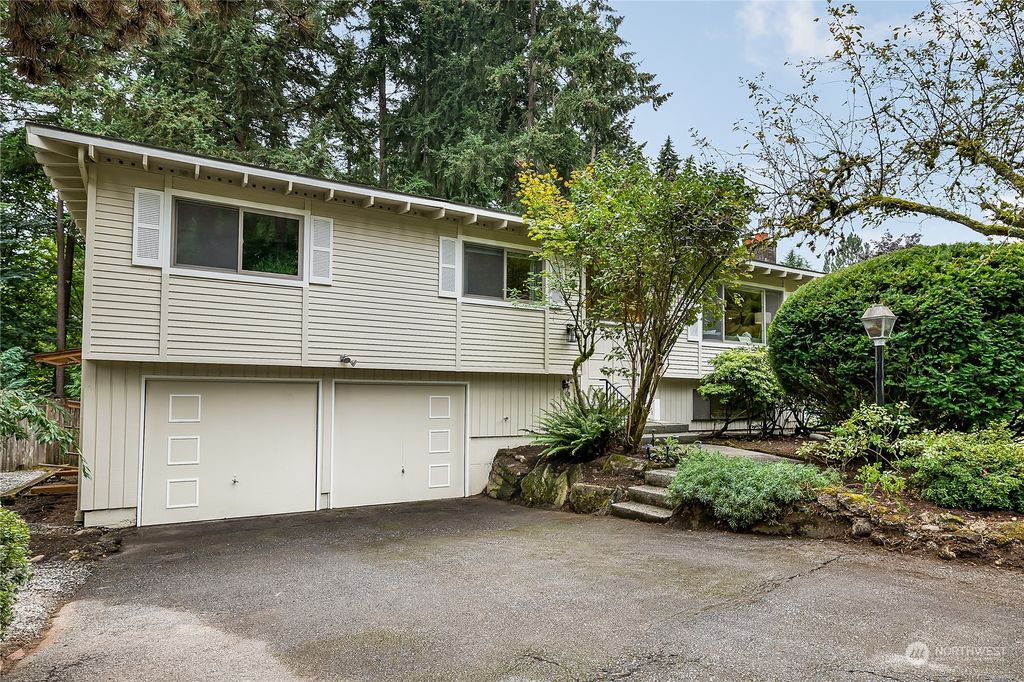 Photo of 7435 NE 118th Place, Kirkland, WA 98034 (MLS # 2288638)