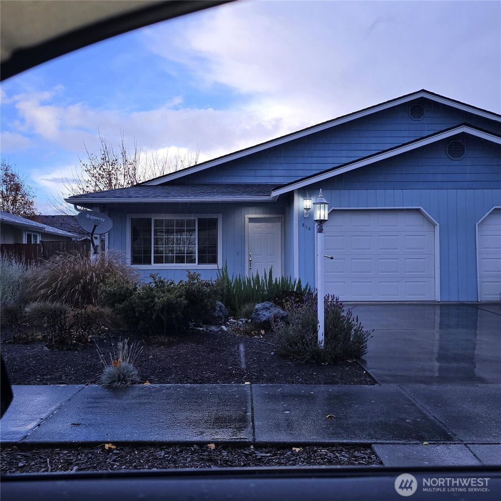 Photo of 818 E Washington Place, Sequim, WA 98382 (MLS # 2505936)