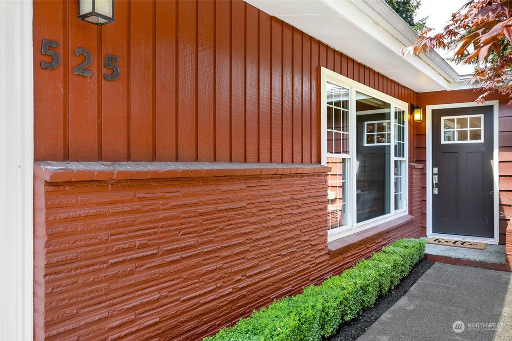 Photo of 525 Mt Hood Drive SW, Issaquah, WA 98027 (MLS # 2224736)
