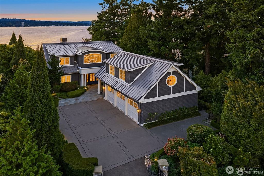 Photo of 2409 Evergreen Point Road, Medina, WA 98039 (MLS # 2539926)