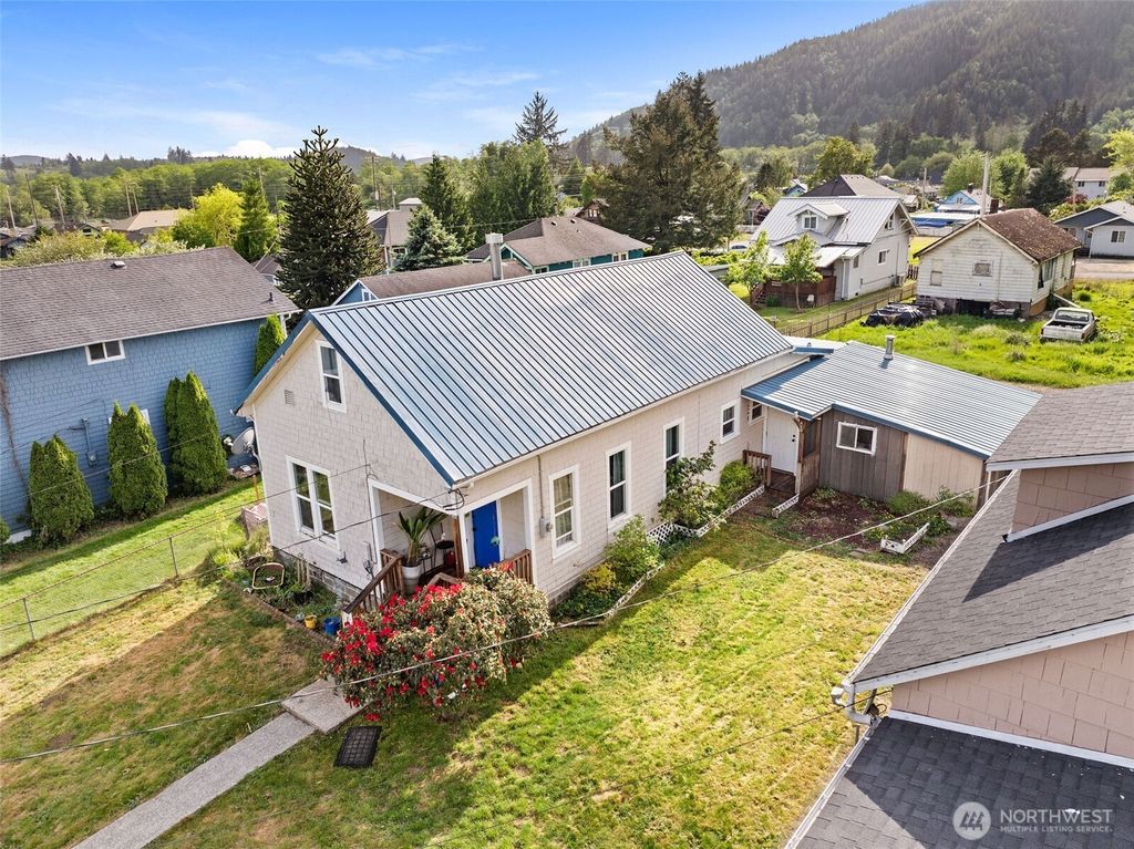 Photo of 1218 Cedar Street, Raymond, WA 98577 (MLS # 2523927)