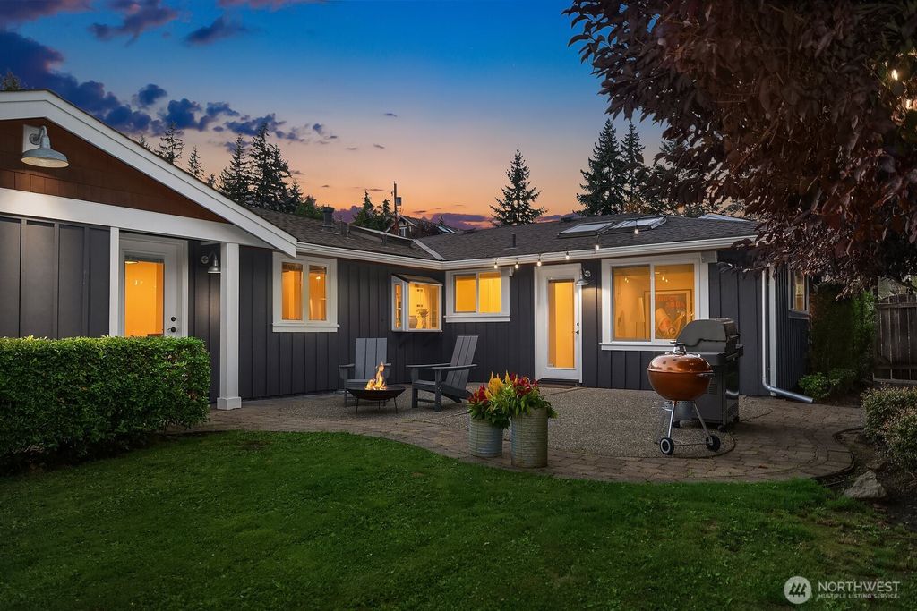 Photo of 10261 NE 21st Place, Bellevue, WA 98004 (MLS # 2429444)