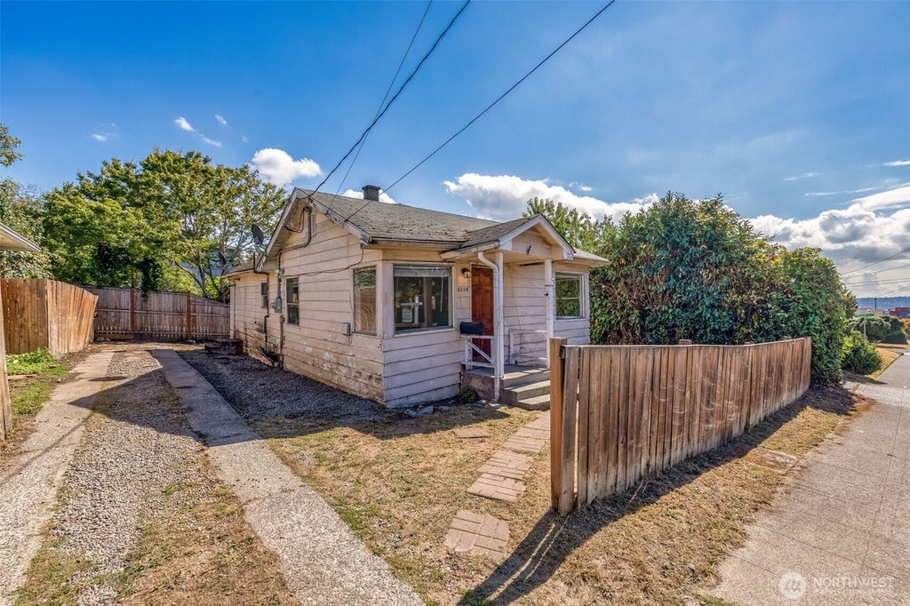 Photo of 5208 15th Avenue S, Seattle, WA 98108 (MLS # 2577556)