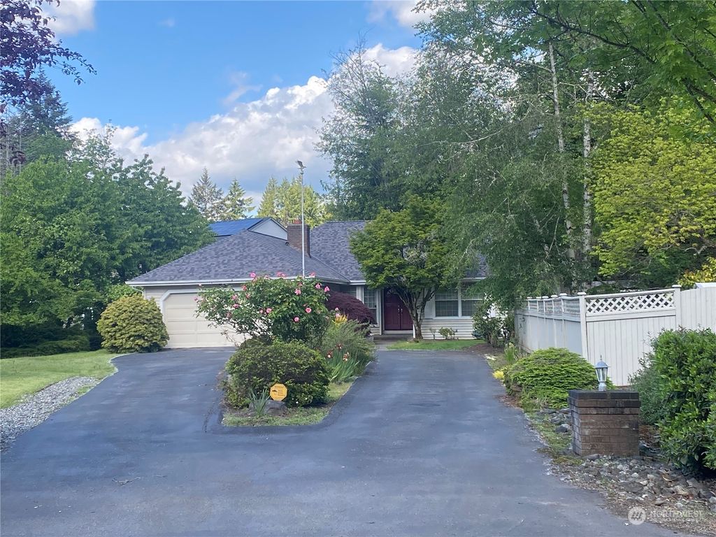 Photo of 1010 NW Inneswood Dr Dr, Issaquah, WA 98027 (MLS # 2249126)