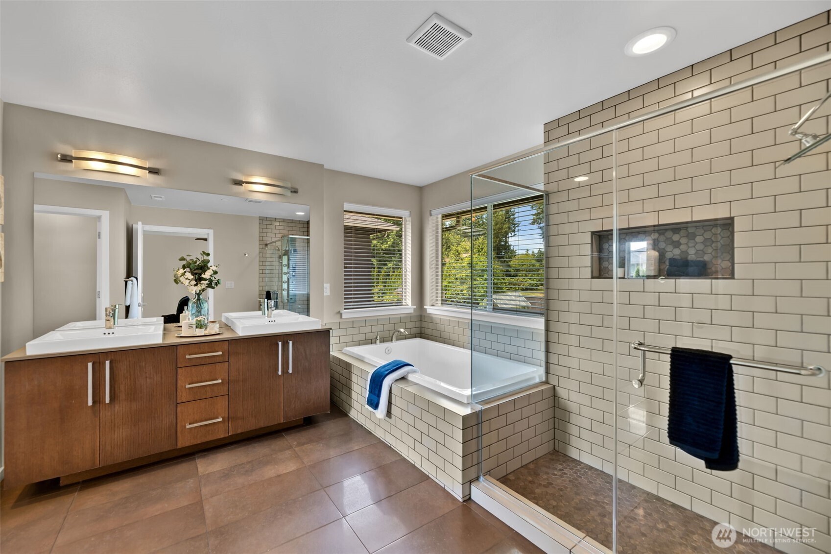 Kent, Washington 98030, United States, 4 Bedrooms Bedrooms, ,3 BathroomsBathrooms,Residential,Active,153636