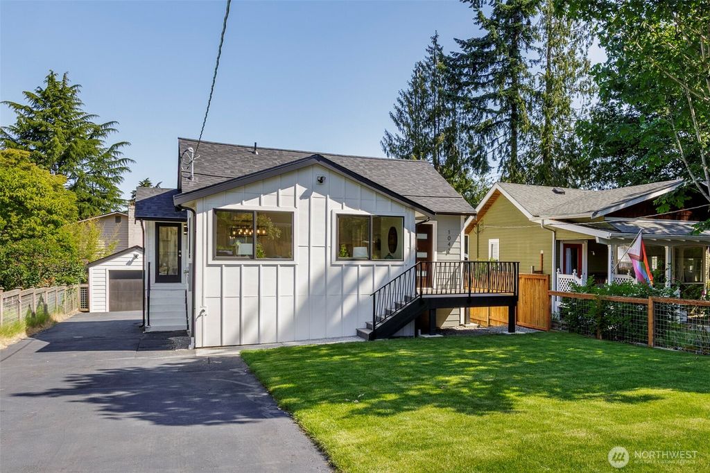 Photo of 1042 NE 100th Street, Seattle, WA 98125 (MLS # 2370522)