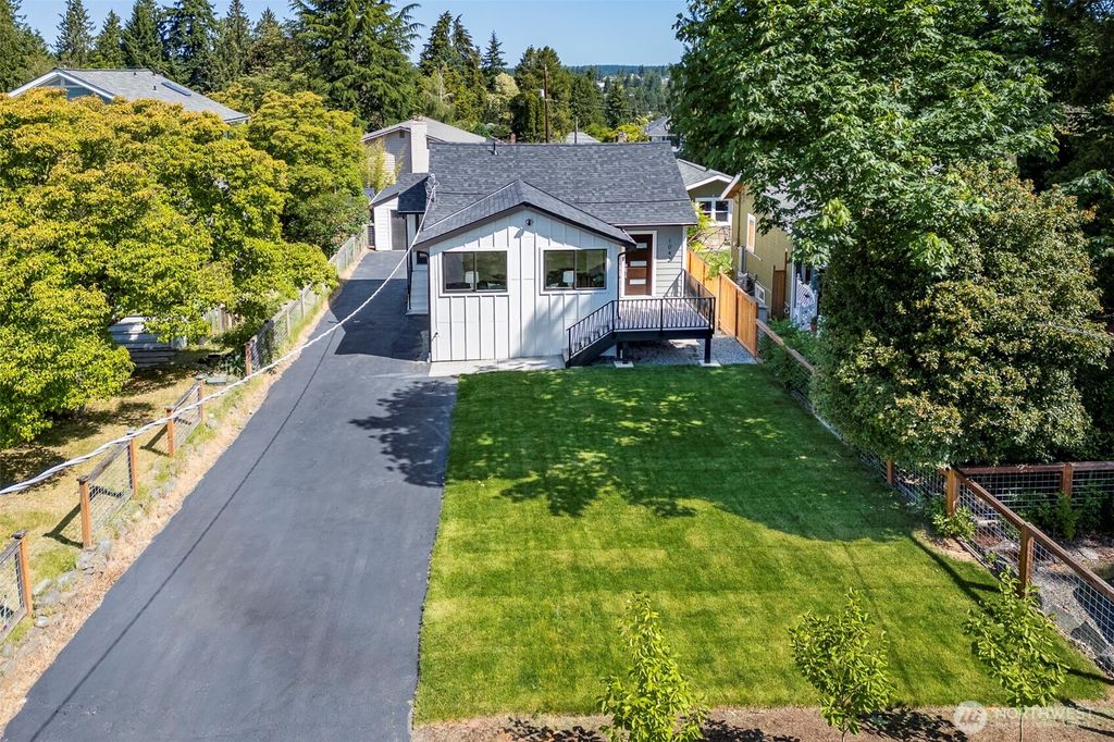 Photo of 1042 NE 100th Street, Seattle, WA 98125 (MLS # 2370522)