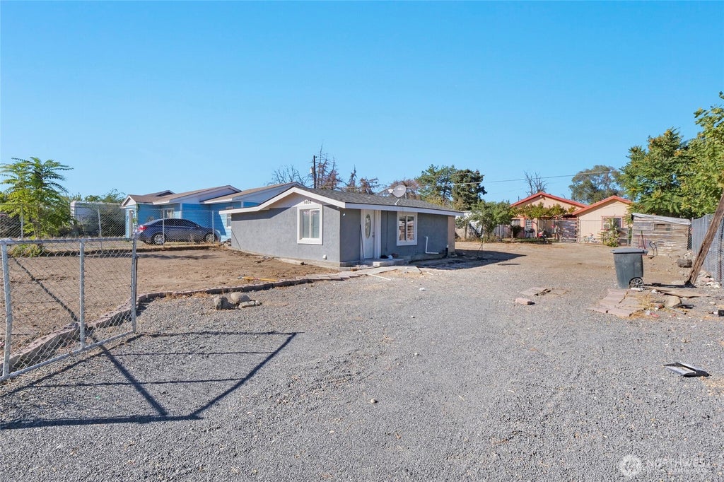 Photo of 9802 Highland Drive NE, Moses Lake, WA 98837 (MLS # 2590086)