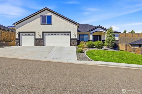 Photo of 5013 Meadow View Drive, Pasco, WA 99301 (MLS # 2527978)