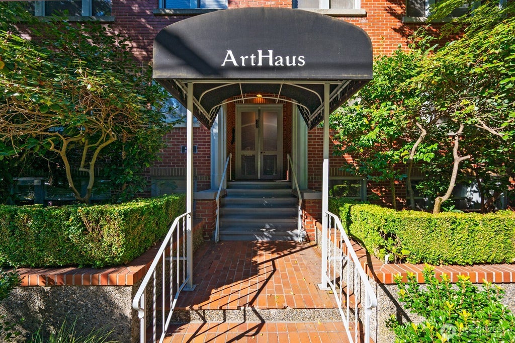 Photo of 735 Federal Avenue E #5, Seattle, WA 98102 (MLS # 2588106)