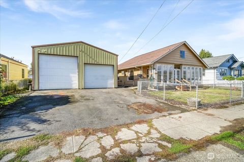 Photo of 913 S 3rd Avenue, Kelso, WA 98626 (MLS # 2447184)