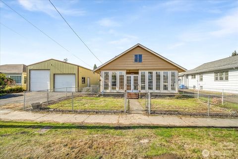 Photo of 913 S 3rd Avenue, Kelso, WA 98626 (MLS # 2447184)