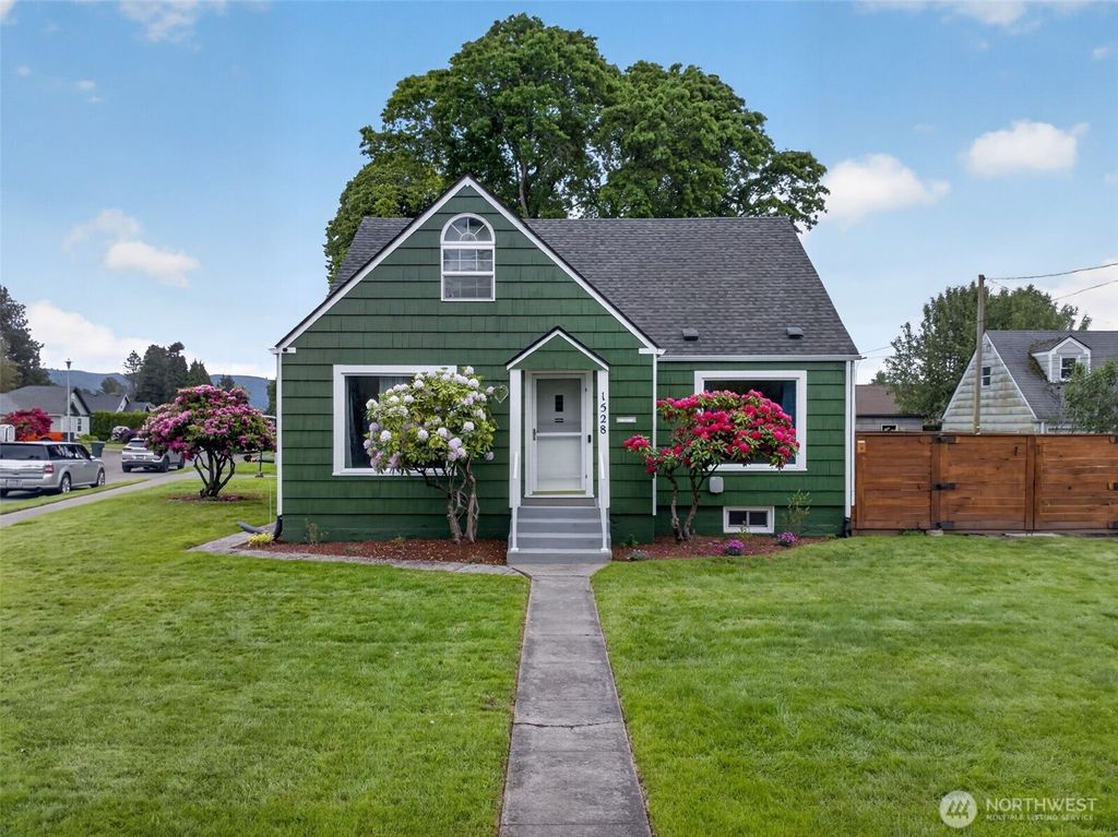 Photo of 1528 7th Avenue, Longview, WA 98632 (MLS # 2528101)