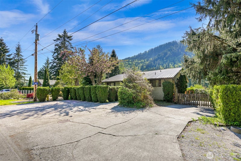 371 Lakeside Drive