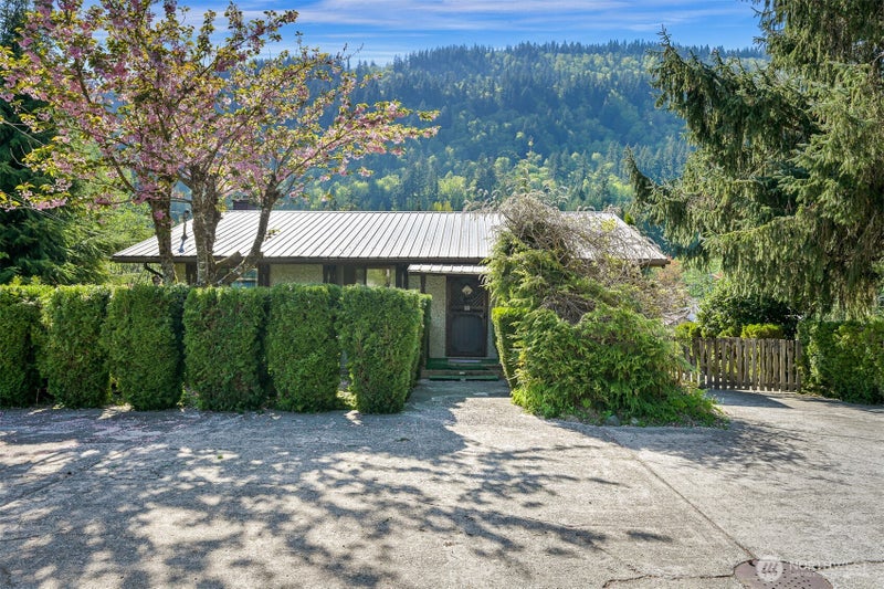 371 Lakeside Drive
