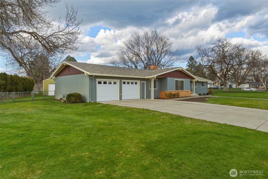 Photo of 305 NE A Street, College Place, WA 99324 (MLS # 2480315)