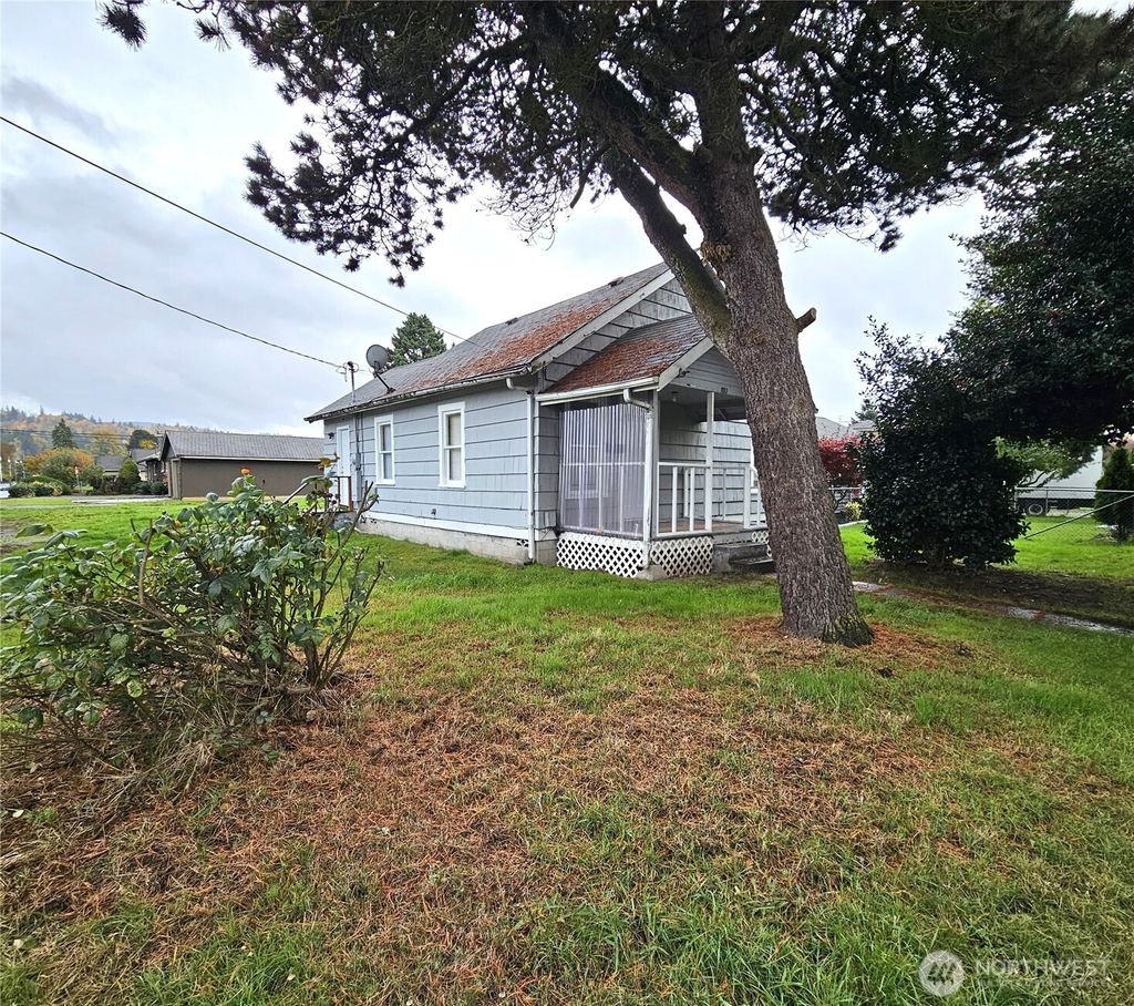 Photo of 1012 7th Street S, Kelso, WA 98626 (MLS # 2456145)