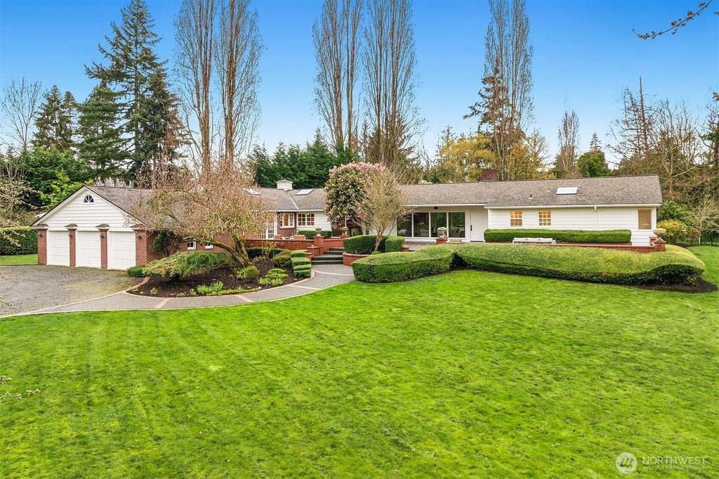 Photo of 6 Diamond Ranch Rnch S, Bellevue, WA 98004 (MLS # 2349057)