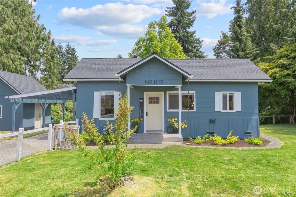 Photo of 1115 Avenue A, Snohomish, WA 98290 (MLS # 2390145)