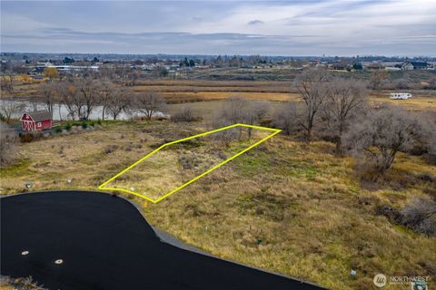 Photo of 18 Valley Road NE #18, Moses Lake, WA 98837 (MLS # 2501819)