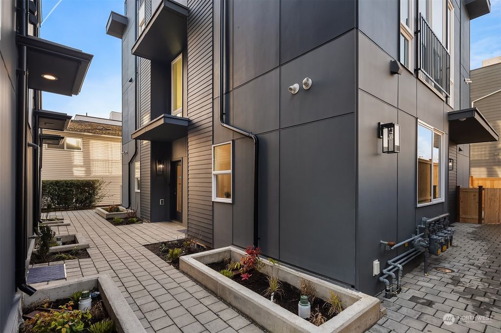 Photo of 913 28th Avenue S #B, Seattle, WA 98144 (MLS # 2037126)