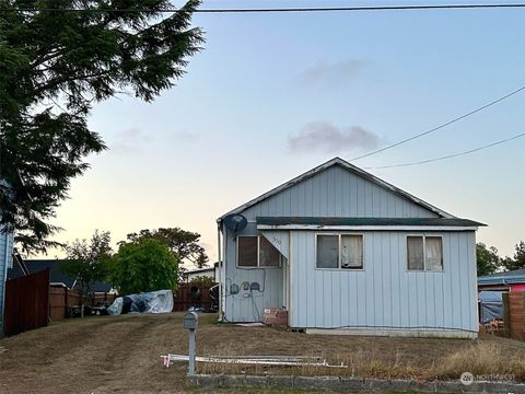 Photo of 310 Sid Snyder Drive E, Long Beach, WA 98631 (MLS # 2185835)