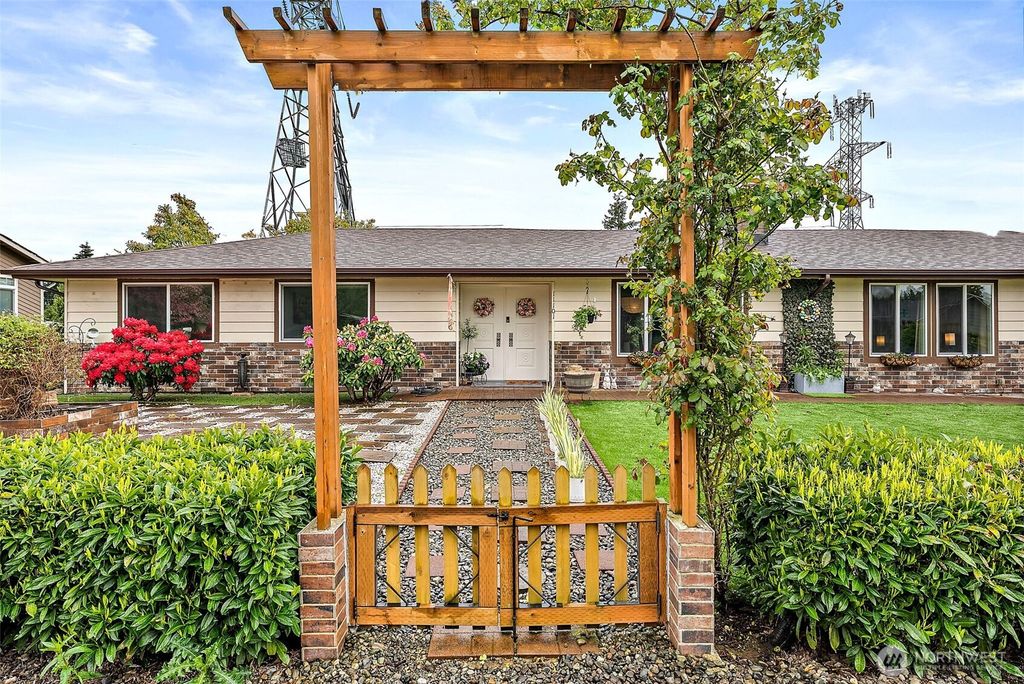 Photo of 11101 SE 295th Street, Auburn, WA 98092 (MLS # 2495326)