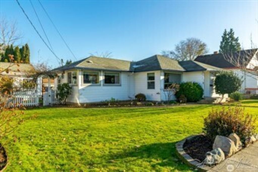 Photo of 436 Wells Avenue N, Renton, WA 98057 (MLS # 2507738)