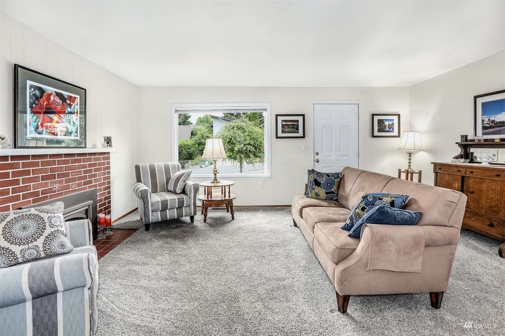 Photo of 741 17th Avenue W, Kirkland, WA 98033 (MLS # 1987128)