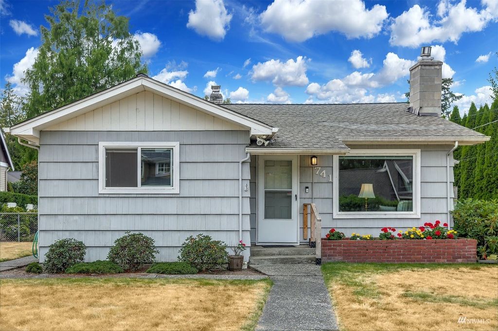 Photo of 741 17th Avenue W, Kirkland, WA 98033 (MLS # 1987128)