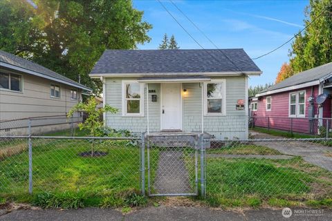 Photo of 321 2nd Avenue NW, Kelso, WA 98626 (MLS # 2439667)